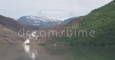 挪威诺德兰县欧洲斯瓦尔蒂森冰川附近的斯瓦尔蒂什瓦特奈湖和瀑布景观